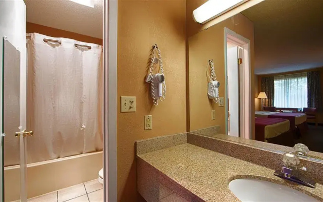 The Parkwood Inn & Suites