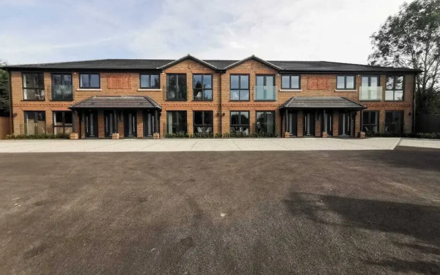 Stylish 2 Bed 2 Bath Flat with Garden