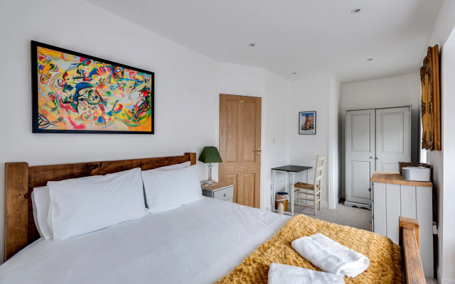 Tasteful 3-BR House -Private Parking Florence Park