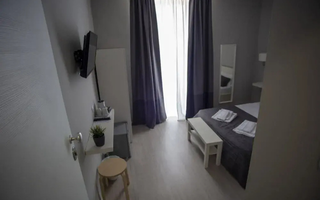 Re Carlo Rooms