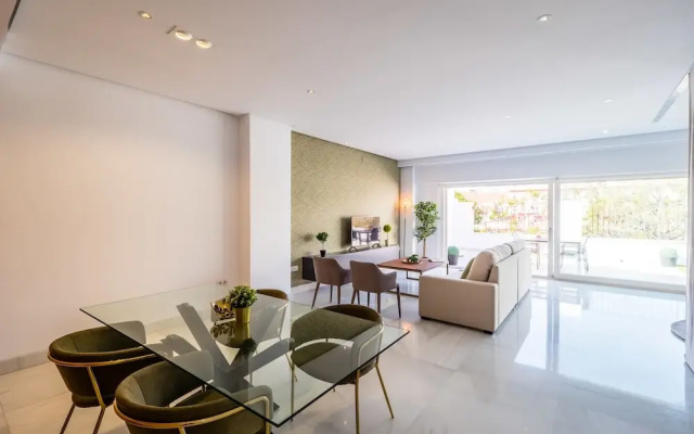 Central Sunny Penthouse Premium Apt