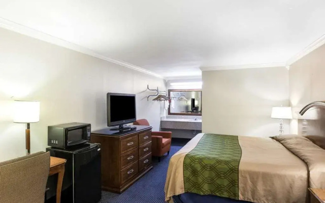 Econo Lodge Inn & Suites Fiesta Park