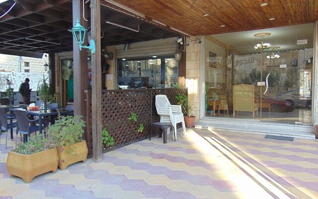 Al-Nujoom Hotel Suites вид на фасад