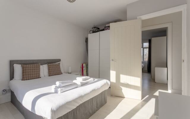 Отель 2 Bedroom Apartment in Morden With Terrace Великобритания, Лондон - отзывы, цены и фото номеров - забронировать отель 2 Bedroom Apartment in Morden With Terrace онлайн комната для гостей