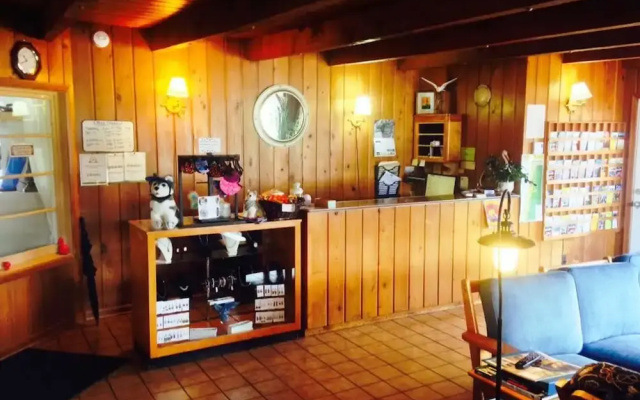 Tillicum Beach Motel (Deane's Oceanfront Lodge)