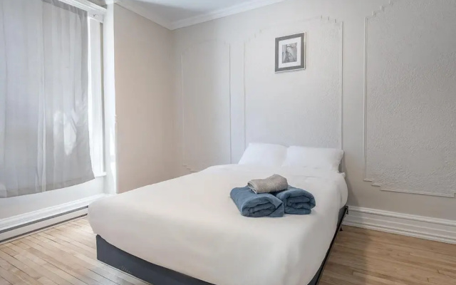 Cozy and Best 4bedr in the of MTL Free Parking