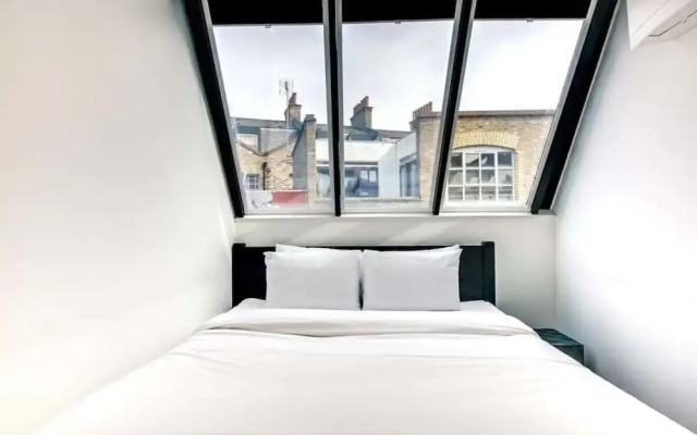 Stylish 2 bed 3 Storey House With Mezzanine