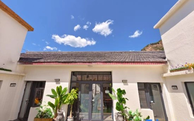 Xiaobali Natural Homestay (Qinglianggu Scenic Area Branch)