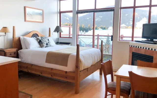 Alpenglow Lodge by MountainView