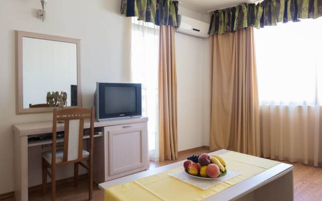 Апартаменты Two Bedroom Apartment with Balcony комната для гостей