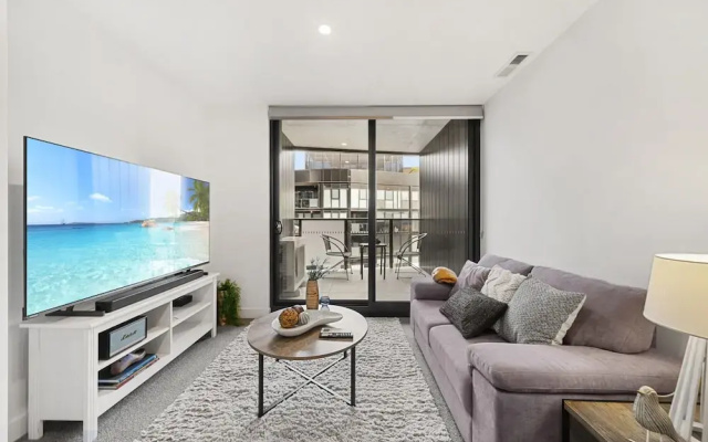 Phillip 2-bed: Chic Interiors, Amazing Amenities