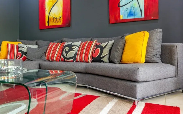 3rd-floor Space with modern decor recently renovated viewing over pool in Coco
