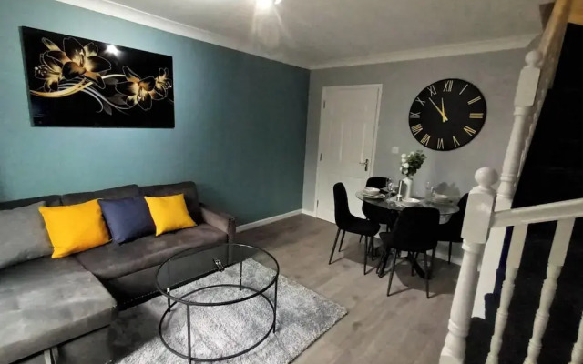 2 Bed House - Sleeps 6 - Parking - Wifi