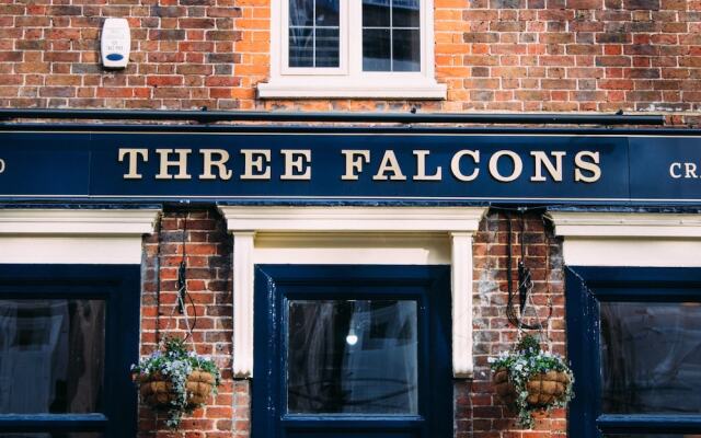Three Falcons Hotel вид на фасад