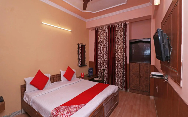 OYO 8379 Hotel Kamal