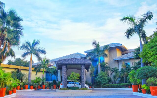 Отель Dee Marks Hotel & Resorts Индия, Нью-Дели - отзывы, цены и фото номеров - забронировать отель Dee Marks Hotel & Resorts онлайн вид на фасад