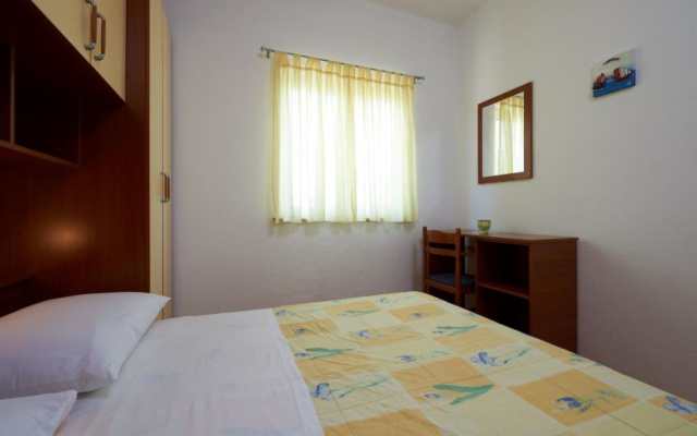 Apartment Mare - 30 m from pebble beach: A3 Seget Vranjica, Riviera Trogir