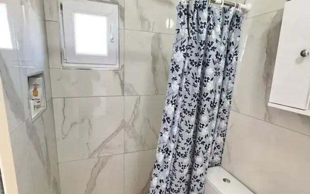 Entire unit near beach access to garden