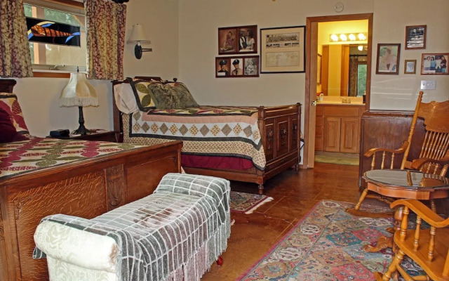 Prow'd House Bed & Breakfast