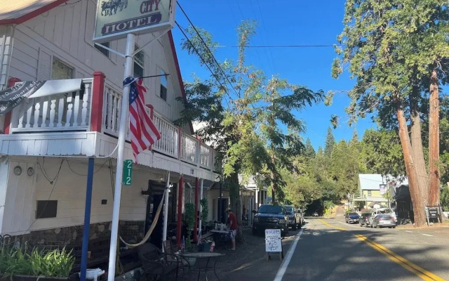 Old Sierra City Hotel