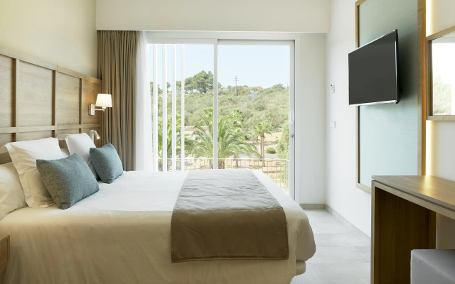 Отель Iberostar Waves Cala Domingos