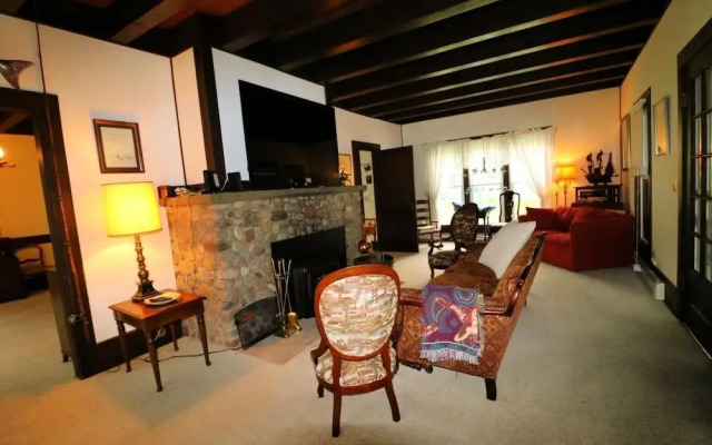4757 Whiteside 6 Bedroom Home