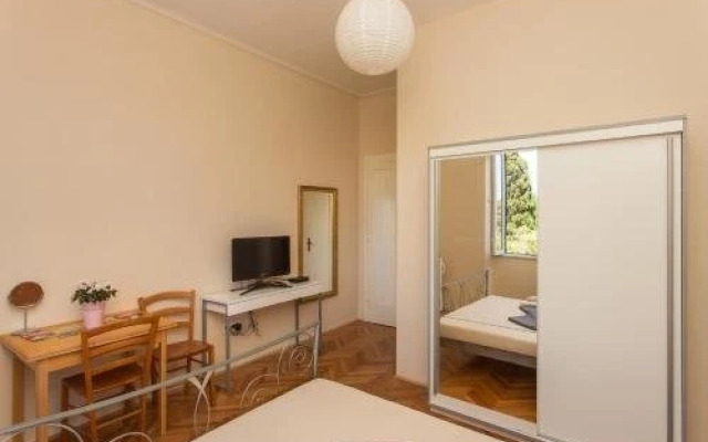 MJ's Sea Side Rooms