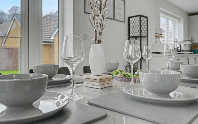 4-bed House, Sleeps 9 w/ Garden and Parking