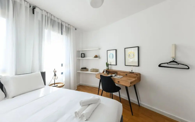 Stylish 3-BR Apt w Balcony and Parking