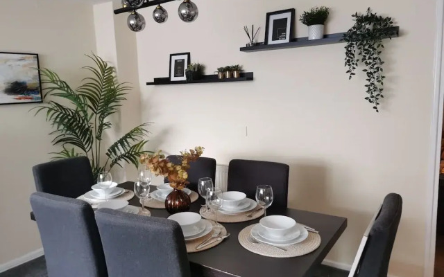 House - Sleeps up to 10 & Free Parking