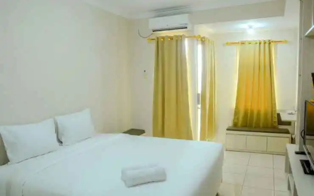 Simple Studio Room at Grand Serpong Apartment By Travelio