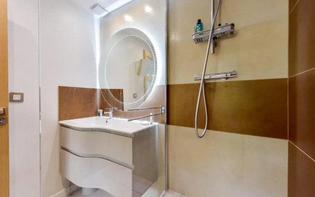 SERRENDY Luxury accommodation large terrace walk to the beaches