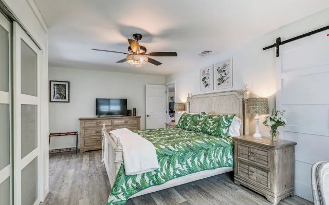 Apollo Beach Oasis: Lanai + Heated Pool!