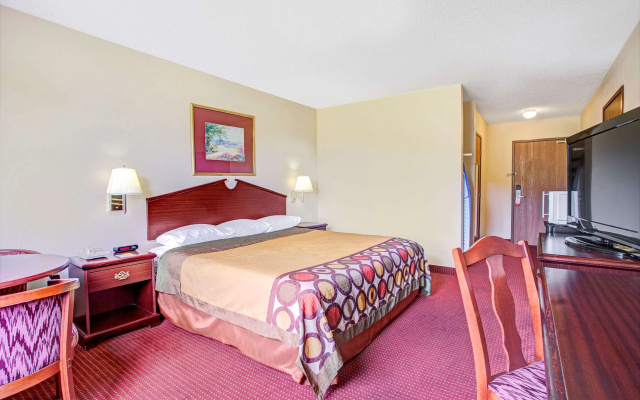 Super 8 by Wyndham Clinton