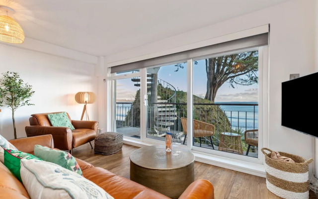 Beach Retreat - Sea Views Parking Beach Access