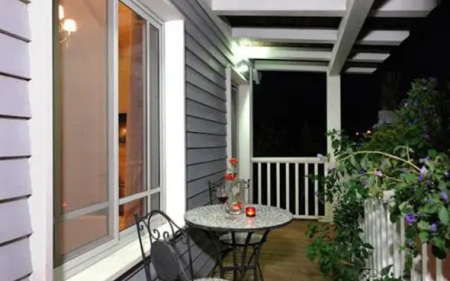 Hen Suites