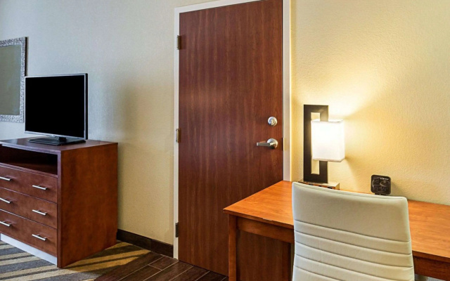 Comfort Suites near Tanger Outlet Mall