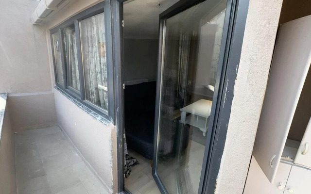 Modern Apartment with Balcony in Esenler