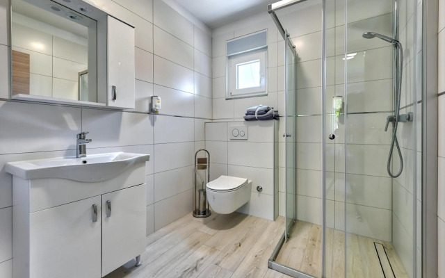 Holiday house Mirna with swimming pool and jacuzzi