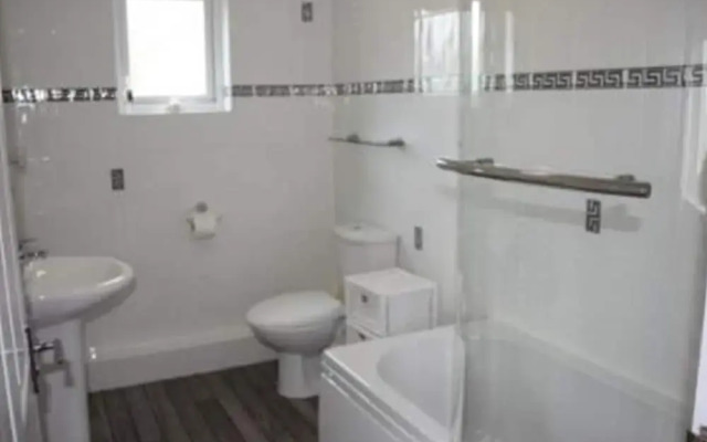 Romantic Apartment in Wisemans Bridge With Terrace