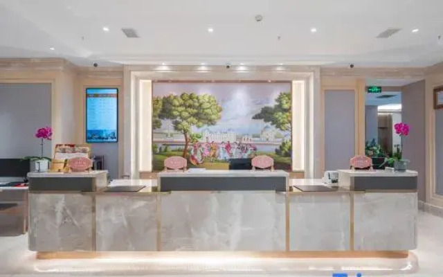 Vienna Hotel (Guiyang Huaxi Park Xueshi Road Subway Station)