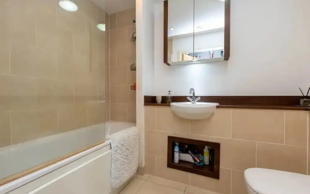 Stylish 2 Bedroom Flat in Canada Water