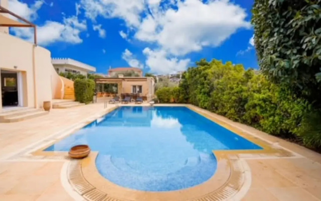 Deluxe 5 Bdrm Villa w Pool Next to the Beach