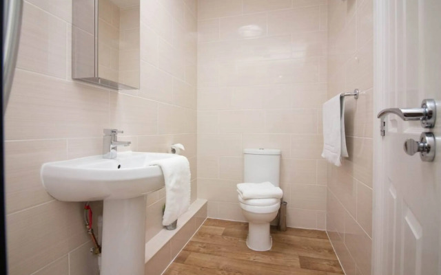 Stayzo Castle Point 18 Apartments - Premier Lodge