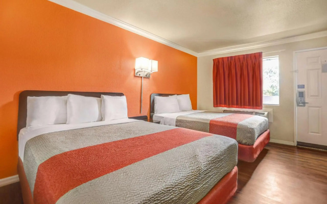 Motel 6 Fresno, CA - Belmont Ave