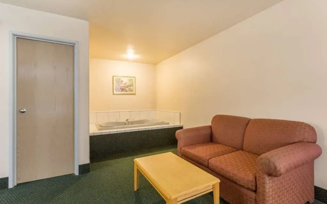 Super 8 Hamilton