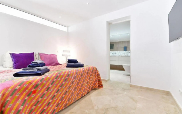 20600 - Luxurious Beachside Villa Near Marbella
