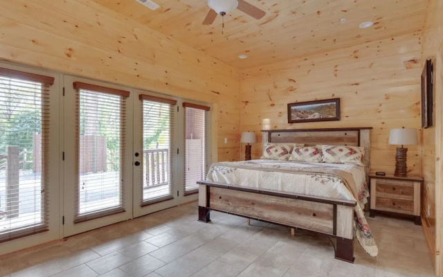 Smoky Mountain Splash by Jackson Mountain Rentals