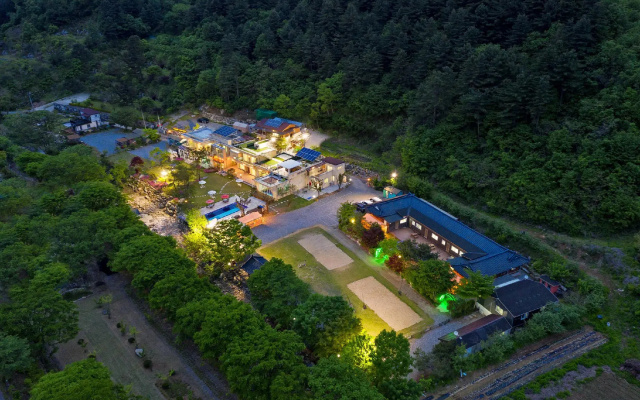 Gapyeong Healing Poolvilla Pension Town