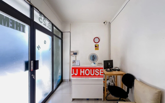 JJ House Mitra RedDoorz